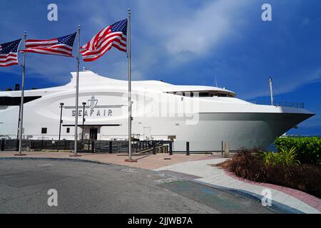 MIAMI, FL -18. MAI 2022- Blick auf die Seafair, eine Luxusyacht, die in der Innenstadt von Miami, Florida, USA, angedockt ist. Stockfoto