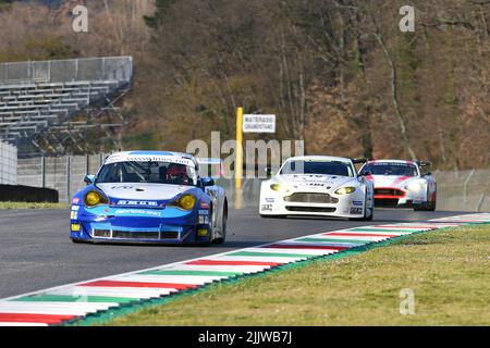 Scarperia, 3. April 2022: Porsche 996 GT3-RSR Jahr 2006 im Einsatz während des Mugello Classic 2022 auf dem Kurs Mugello in Italien. Stockfoto