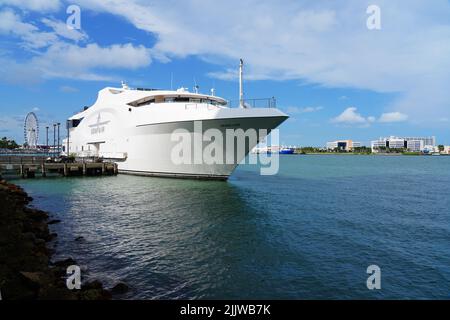 MIAMI, FL -18. MAI 2022- Blick auf die Seafair, eine Luxusyacht, die in der Innenstadt von Miami, Florida, USA, angedockt ist. Stockfoto