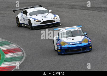 Scarperia, 3. April 2022: Porsche 996 GT3-RSR Jahr 2006 im Einsatz während des Mugello Classic 2022 auf dem Kurs Mugello in Italien. Stockfoto