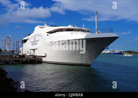 MIAMI, FL -18. MAI 2022- Blick auf die Seafair, eine Luxusyacht, die in der Innenstadt von Miami, Florida, USA, angedockt ist. Stockfoto