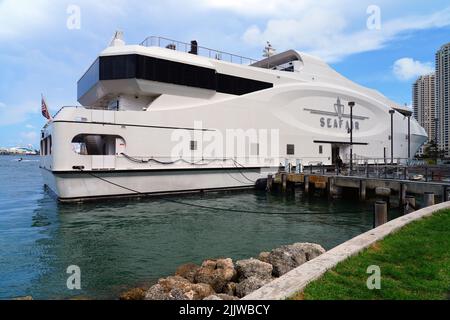 MIAMI, FL -18. MAI 2022- Blick auf die Seafair, eine Luxusyacht, die in der Innenstadt von Miami, Florida, USA, angedockt ist. Stockfoto