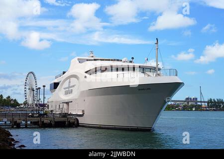 MIAMI, FL -18. MAI 2022- Blick auf die Seafair, eine Luxusyacht, die in der Innenstadt von Miami, Florida, USA, angedockt ist. Stockfoto