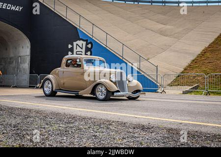 Libanon, TN - 14. Mai 2022: Weitwinkelansicht eines Ford 3 Window Coupés aus dem Jahr 1934 auf einer lokalen Automesse. Stockfoto