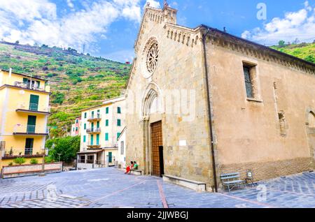 Stadt Manarola, Riomaggiore, Provinz La Spezia, Ligurien, Norditalien. Blick auf das Wahrzeichen der Kirche San Lorenzo. Teil der Cinque Terre Na Stockfoto