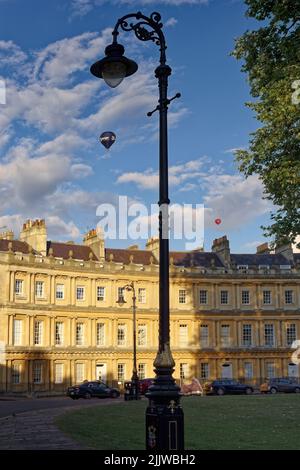 Heißluftballons über den Dächern von Bath Stockfoto