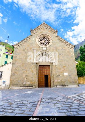 Stadt Manarola, Riomaggiore, Provinz La Spezia, Ligurien, Norditalien. Blick auf die Fassade der Kirche San Lorenzo, Wahrzeichen des Denkmals. Teil der Cinque Stockfoto