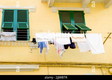 Riomaggiore Dorf, Provinz La Spezia, Ligurien, Norditalien. Blick auf die bunten Häuser auf steilen Hügeln und Wäsche auf dem Balkon. Teil des Ci Stockfoto