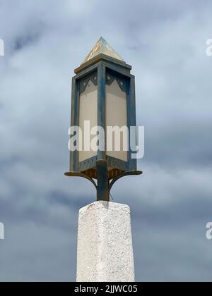 Traditionelle marokkanische Lampe mit bewölktem Himmel im Hintergrund Stockfoto