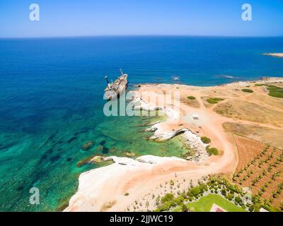 Luftaufnahme des verlassenen Schiffswracks EDRO III in Pegeia, Paphos, Zypern. Das rostige Schiffswrack ist auf den Peyia-Felsen am Kantarkastoi-Meer gestrandet Stockfoto
