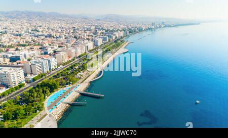 Luftaufnahme von Molos Promenade Park an der Küste von Limassol Stadtzentrum in Zypern. Aus der Vogelperspektive die Stege, Strand zu Fuß weg, Palmen, Stockfoto