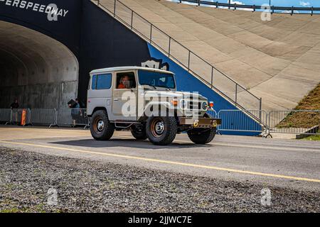 Libanon, TN - 14. Mai 2022: Weitwinkelansicht eines Toyota Land Cruiser FJ40 Trucks aus dem Jahr 1978 auf einer lokalen Automesse. Stockfoto