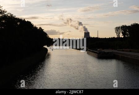 Lingen, Deutschland. 27.. Juli 2022. Blick auf das Kernkraftwerk Emsland (KKE) mit seinem Kühlturm. (To dpa 'Brennstäbe des Kernkraftwerks: Vom Uran bis zur Lieferzeit') Quelle: Friso Gentsch/dpa/Alamy Live News Stockfoto