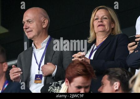 Milton Keynes, Großbritannien. 27.. Juli 2022. Fußball: Nationalmannschaft, Frauen, Europameisterschaft 2022, vor dem Halbfinale, Abschlusstraining Deutschland, Stadion MK: DFB-Präsident Bernd Neuendorf und Nancy Faeser (SPD), Bundesminister des Innern und der Bundesrepublik Deutschland, Quelle: Sebastian Gollnow/dpa - WICHTIGER HINWEIS: Gemäß den Anforderungen der DFL Deutsche Fußball Liga und des DFB Deutscher Fußball-Bund ist es untersagt, im Stadion und/oder vom Spiel aufgenommene Fotos in Form von Sequenzbildern und/oder videoähnlichen Fotoserien zu verwenden oder zu verwenden./dpa/Alamy Live News Stockfoto