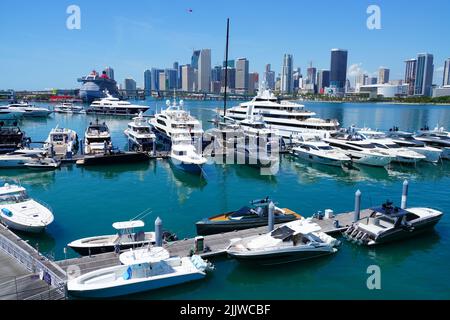 MIAMI, FL -18. MAI 2022- Blick auf Yachten in einem Yachthafen mit der Skyline von Miami im Hintergrund. Stockfoto