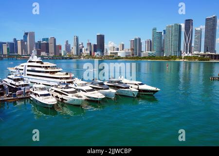 MIAMI, FL -18. MAI 2022- Blick auf Yachten in einem Yachthafen mit der Skyline von Miami im Hintergrund. Stockfoto