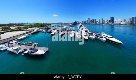 MIAMI, FL -18. MAI 2022- Blick auf Yachten in einem Yachthafen mit der Skyline von Miami im Hintergrund. Stockfoto