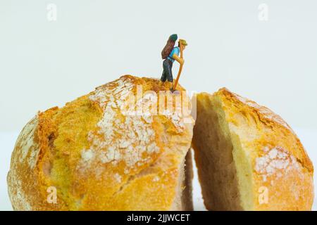 Wanderer mit Stock und Rucksack steht auf einem frischen, weißen Hintergrund Stockfoto
