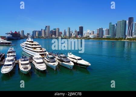 MIAMI, FL -18. MAI 2022- Blick auf Yachten in einem Yachthafen mit der Skyline von Miami im Hintergrund. Stockfoto