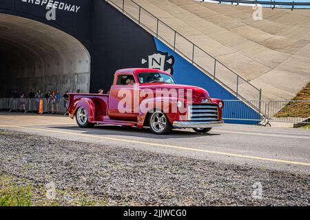 Libanon, TN - 14. Mai 2022: Weitwinkel-Vorderansicht eines 1952 GMC Series 100 Pickup Trucks auf einer lokalen Automesse. Stockfoto