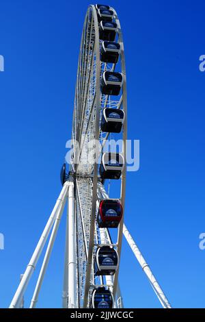 MIAMI, FL -18. MAI 2022 - Blick auf das Skyviews Miami Observation Wheel, ein Riesenrad im Bayside Marketplace in Miami, Florida, über die Bi Stockfoto