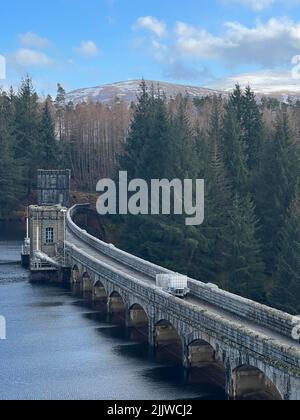 Eine vertikale Aufnahme des Laggan-Staudamms am Fluss Spean in den schottischen Highlands Stockfoto