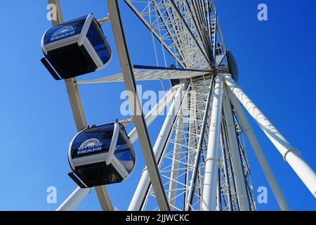 MIAMI, FL -18. MAI 2022 - Blick auf das Skyviews Miami Observation Wheel, ein Riesenrad im Bayside Marketplace in Miami, Florida, über die Bi Stockfoto