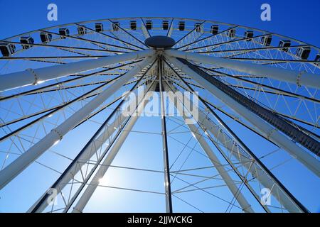 MIAMI, FL -18. MAI 2022 - Blick auf das Skyviews Miami Observation Wheel, ein Riesenrad im Bayside Marketplace in Miami, Florida, über die Bi Stockfoto