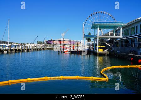 MIAMI, FL -18. MAI 2022 - Blick auf das Skyviews Miami Observation Wheel, ein Riesenrad im Bayside Marketplace in Miami, Florida, über die Bi Stockfoto