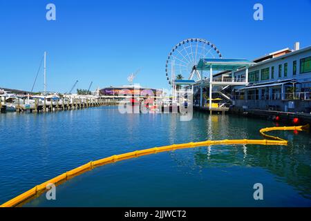 MIAMI, FL -18. MAI 2022 - Blick auf das Skyviews Miami Observation Wheel, ein Riesenrad im Bayside Marketplace in Miami, Florida, über die Bi Stockfoto