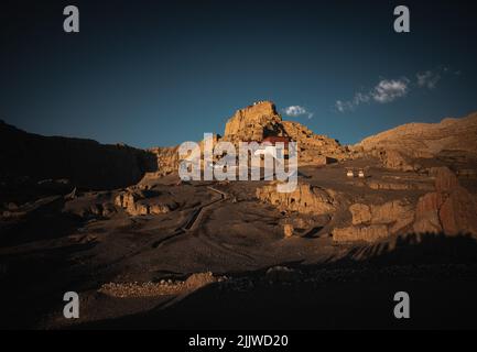 Eine wunderschöne Aufnahme des alten dynastischen Königreichs Guge in Westtibet an einem sonnigen Tag Stockfoto