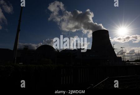 Lingen, Deutschland. 27.. Juli 2022. Blick auf das Kernkraftwerk Emsland (KKE) mit Reaktor und Kühlturm. Quelle: Friso Gentsch/dpa/Alamy Live News Stockfoto