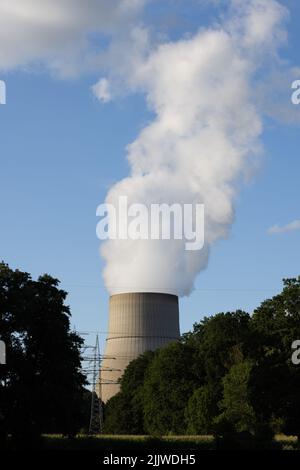 Lingen, Deutschland. 27.. Juli 2022. Blick auf das Kernkraftwerk Emsland (KKE) mit seinem Kühlturm. Quelle: Friso Gentsch/dpa/Alamy Live News Stockfoto