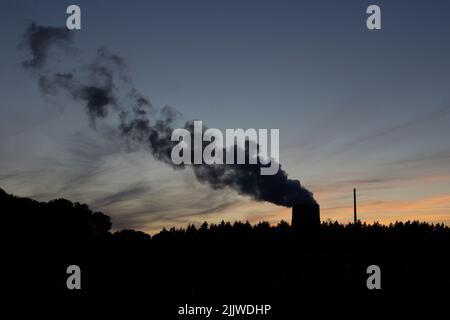 Lingen, Deutschland. 27.. Juli 2022. Blick auf das Kernkraftwerk Emsland (KKE) mit seinem Kühlturm. Quelle: Friso Gentsch/dpa/Alamy Live News Stockfoto