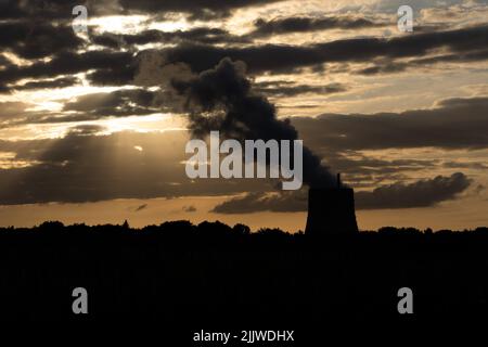 Lingen, Deutschland. 27.. Juli 2022. Blick auf das Kernkraftwerk Emsland (KKE) mit seinem Kühlturm. Quelle: Friso Gentsch/dpa/Alamy Live News Stockfoto