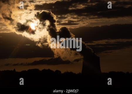 Lingen, Deutschland. 27.. Juli 2022. Blick auf das Kernkraftwerk Emsland (KKE) mit seinem Kühlturm. (Aufgenommen mit Sternfilter) Credit: Friso Gentsch/dpa/Alamy Live News Stockfoto