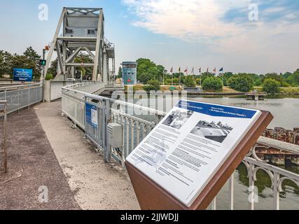 Die Pegasus-Brücke, eine Kreuzung des Orne-Flusses in der Nähe von Bénouville, wurde WW2 von D Day berühmt Stockfoto