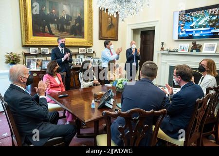 Washington, Vereinigte Staaten Von Amerika. 26.. Juli 2022. Washington, Vereinigte Staaten von Amerika. 26. Juli 2022. US-Präsident Joe Biden, begrüßt in einer parteiübergreifenden Abstimmung vom Roosevelt Room des Weißen Hauses am 26. Juli 2022 in Washington gemeinsam mit Mitgliedern seines Kabinetts und seiner Belegschaft die Verabschiedung des CHIPS-Gesetzes durch den Senat. DC das Gesetz ist ein $280-Milliarden-Gesetz zur Industriepolitik, um dem Aufstieg der chinesischen Technologieproduktion entgegenzuwirken. Bild: Adam Schultz/White House Photo/Alamy Live News Stockfoto