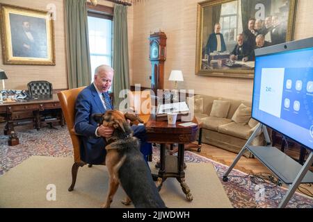 Washington, Vereinigte Staaten Von Amerika. 26.. Juli 2022. Washington, Vereinigte Staaten von Amerika. 26. Juli 2022. US-Präsident Joe Biden stottet seinen deutschen Shepard-Kommandanten nach einer Videokonferenz mit dem Vorsitzenden der SK Group, Chey Tae-won, aus seinem Privatbüro in der Residenz des Weißen Hauses, am 26. Juli 2022 in Washington, DC, kündigte die SK Group $22 Milliarden neue Investitionen in die US-Fertigung an. Bild: Adam Schultz/White House Photo/Alamy Live News Stockfoto