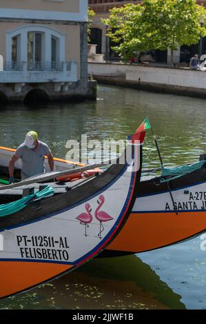 Aveiro, Portugal. 2022 Mai 12 . Traditionelle Boote im Kanal von Aveiro, Portugal. Die farbenfrohen Bootstouren auf dem Moliceiro de Aveiro sind bei Touri beliebt Stockfoto