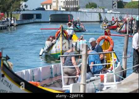 Aveiro, Portugal. 2022 Mai 12 . Traditionelle Boote im Kanal von Aveiro, Portugal. Die farbenfrohen Bootstouren auf dem Moliceiro de Aveiro sind bei Touri beliebt Stockfoto