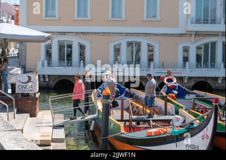 Aveiro, Portugal. 2022 Mai 12 . Traditionelle Boote im Kanal von Aveiro, Portugal. Die farbenfrohen Bootstouren auf dem Moliceiro de Aveiro sind bei Touri beliebt Stockfoto