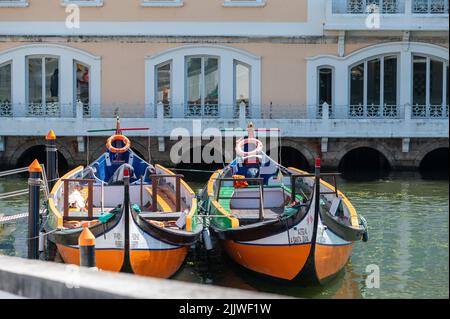 Aveiro, Portugal. 2022 Mai 12 . Traditionelle Boote im Kanal von Aveiro, Portugal. Die farbenfrohen Bootstouren auf dem Moliceiro de Aveiro sind bei Touri beliebt Stockfoto