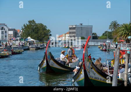 Aveiro, Portugal. 2022 Mai 12 . Traditionelle Boote im Kanal von Aveiro, Portugal. Die farbenfrohen Bootstouren auf dem Moliceiro de Aveiro sind bei Touri beliebt Stockfoto