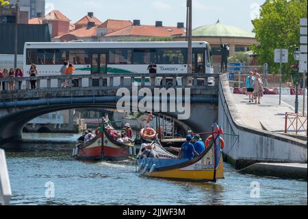 Aveiro, Portugal. 2022 Mai 12 . Traditionelle Boote im Kanal von Aveiro, Portugal. Die farbenfrohen Bootstouren auf dem Moliceiro de Aveiro sind bei Touri beliebt Stockfoto