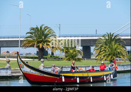 Aveiro, Portugal. 2022 Mai 12 . Traditionelle Boote im Kanal von Aveiro, Portugal. Die farbenfrohen Bootstouren auf dem Moliceiro de Aveiro sind bei Touri beliebt Stockfoto