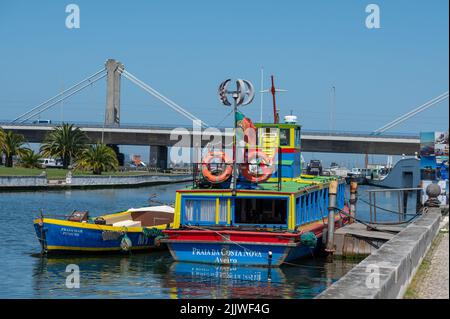 Aveiro, Portugal. 2022 Mai 12 . Traditionelle Boote im Kanal von Aveiro, Portugal. Die farbenfrohen Bootstouren auf dem Moliceiro de Aveiro sind bei Touri beliebt Stockfoto