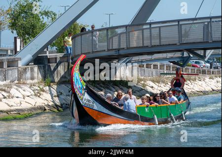 Aveiro, Portugal. 2022 Mai 12 . Traditionelle Boote im Kanal von Aveiro, Portugal. Die farbenfrohen Bootstouren auf dem Moliceiro de Aveiro sind bei Touri beliebt Stockfoto