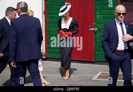 Rennsportfans, die am Ladies Day am vierten Tag des Galway Races Summer Festival 2022 auf der Galway Racecourse in der Grafschaft Galway, Irland, ankommen. Bilddatum: Donnerstag, 28. Juli 2022. Stockfoto