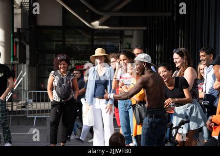 PARIS, FRANKREICH - 24. JUNI 2018: Pariser Stadtszene. Multikulturelle Menschen, Einheimische und Touristen, beobachten Entertainer und lachen. Stockfoto